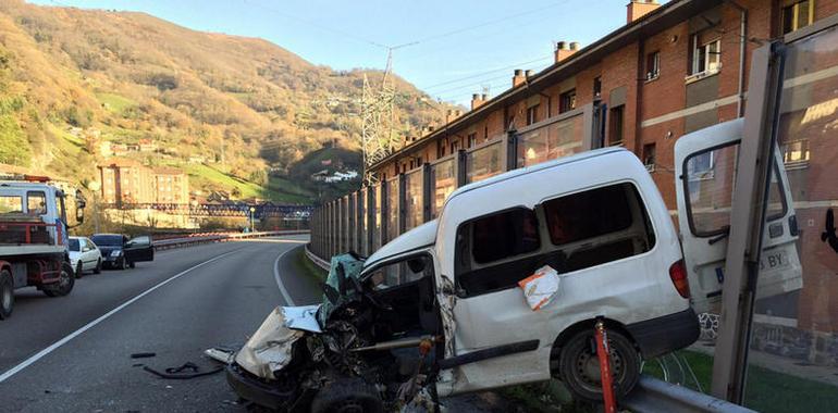 Tres heridos en una colisión múltiple en Santa Cruz de Mieres