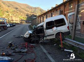 Tres heridos en una colisión múltiple en Santa Cruz de Mieres