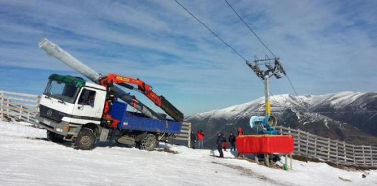 Las estaciones invernales de Asturias esperan más nieve para aumentar su oferta