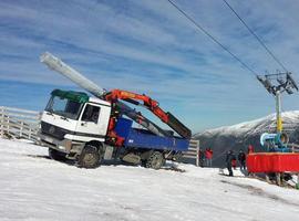 Las estaciones invernales de Asturias esperan más nieve para aumentar su oferta