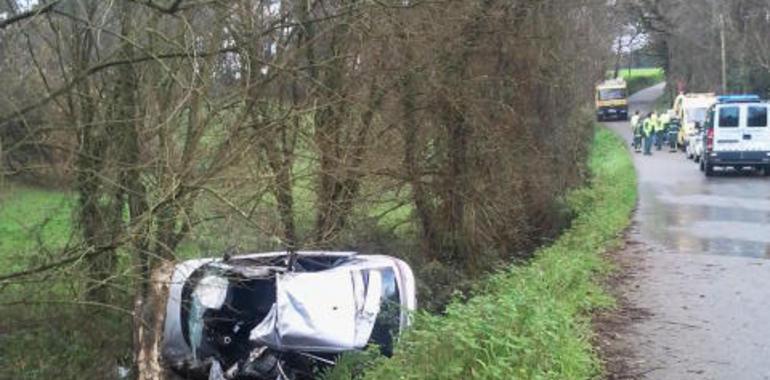 Muere un joven de 22 años al volcar su coche y golpear contra un árbol en Navia