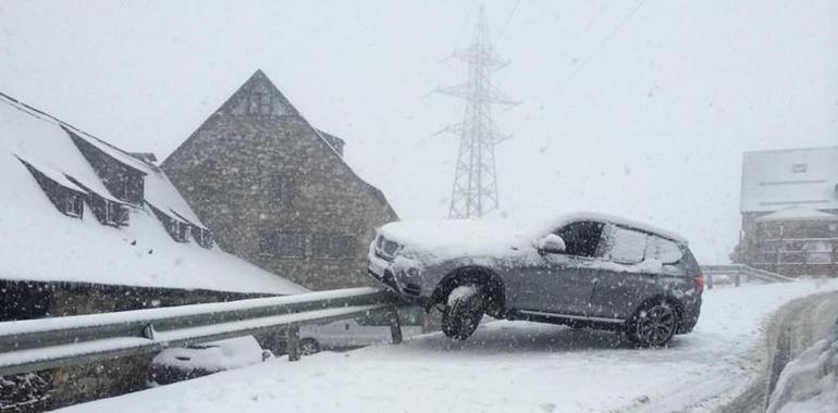 Cinco puertos de Montaña con cadenas y uno cerrado por la nieve en Asturias