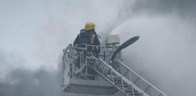 Incendio en vivienda en Langreo calcina la cubierta y la primera planta