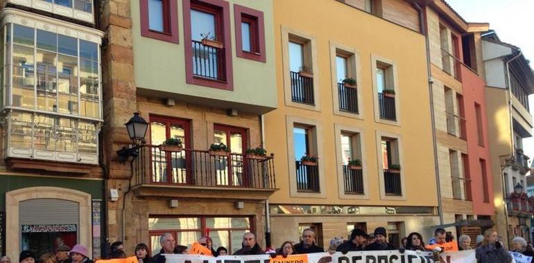 Vecinos de la zona Oeste de Oviedo reclaman cacerola en mano las Líneas 6 y 16 de TUA