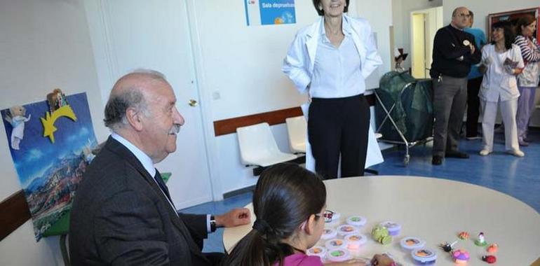 Vicente del Bosque visita a los niños ingresados en el Hospital U. de Móstoles