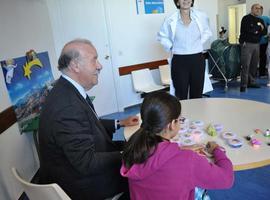 Vicente del Bosque visita a los niños ingresados en el Hospital U. de Móstoles