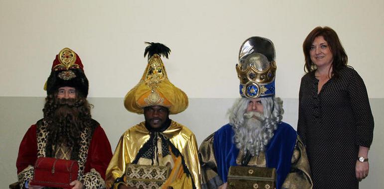 Los ayudantes de los Reyes Magos en Oviedo preparan la cabalgata del lunes