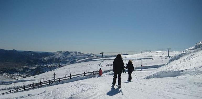 La poca nieve tiene a medio gas la superficie esquiable en Fuentes de Invierno