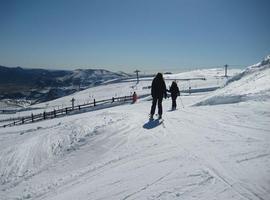 La poca nieve tiene a medio gas la superficie esquiable en Fuentes de Invierno