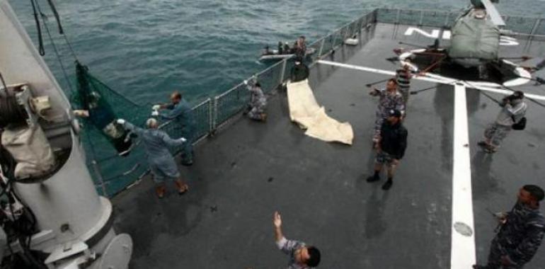 Encuentran en el fondo del mar dos grandes trozos del avión de AirAsia  