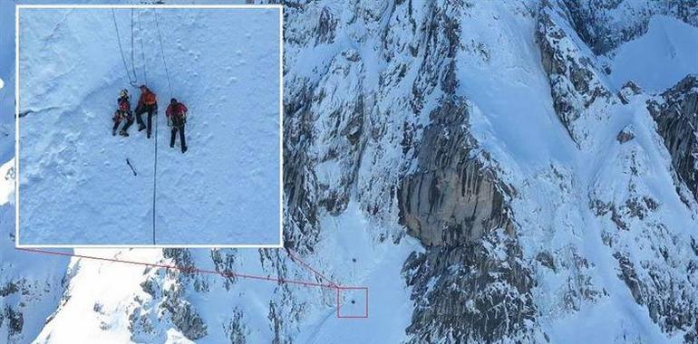 Dos montañeros heridos tras caer 50 metros en Vía Arrieta, en Cangas de Onís