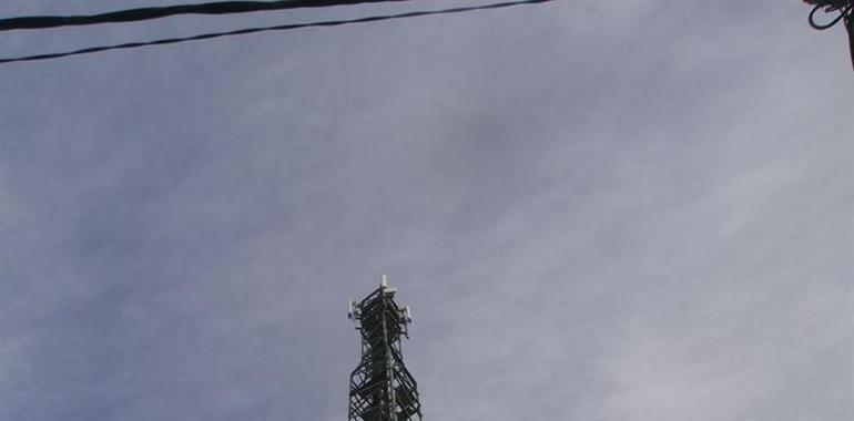 Piden el desmantelamiento inmediato de una antena de telefonía en Colunga