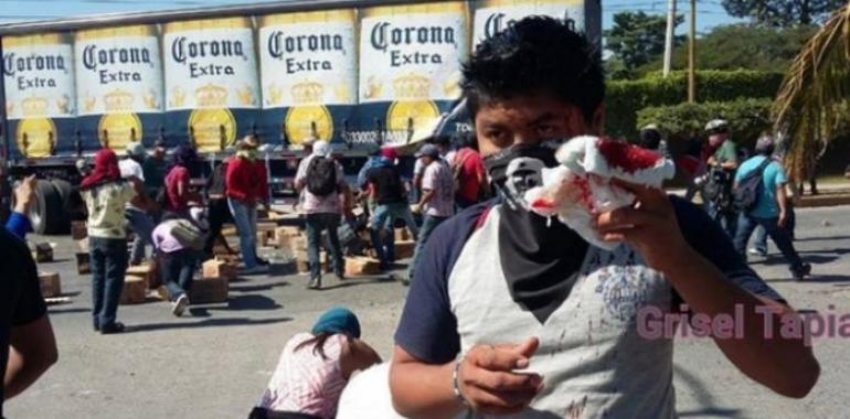 Padres de los 43  estudiantes de #Ayotzinapa irrumpen en el 27 batallón de infantería en #Iguala