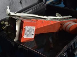 Buzos indonesios recuperaron este lunes una caja negra del avión siniestrado AirAsia 