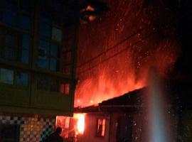 Un incendio calcina una vivienda abandonada de Tolivia, en Laviana