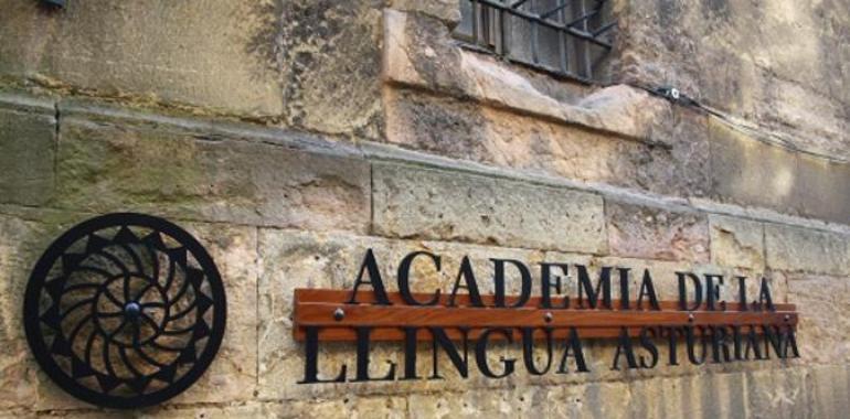 La Academia de la Llingua culpa al desinterés del Principado del no reconocimiento al asturiano