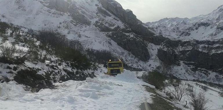 La nieve cierra Pajares al tráfico pesado y obliga cadenas en 15 puertos y cuatro carreteras