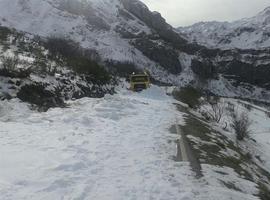 La nieve cierra Pajares al tráfico pesado y obliga cadenas en 15 puertos y cuatro carreteras