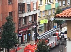 Los bomberos de Oviedo auxilian a una mujer que se dislocó el hombro en su casa