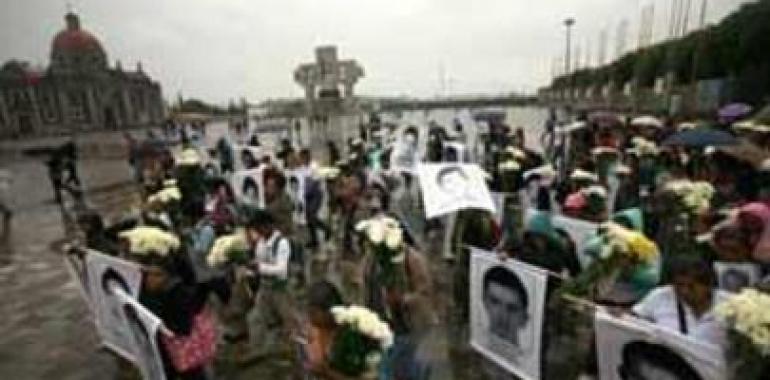 Padres de estudiantes mexicanos desaparecidos llaman a gran manifestación en DF