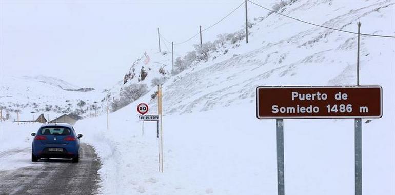 Una carretera y cuatro puertos de montaña asturianos, cerrados por la nieve