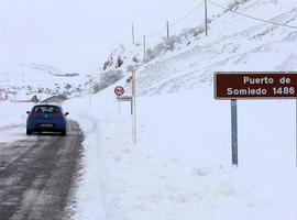 Una carretera y cuatro puertos de montaña asturianos, cerrados por la nieve