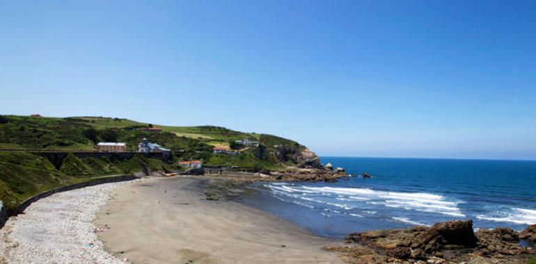 Herido leve un mariscador tras caer entre las rocas en Arnao, en Castrillón