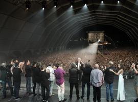 Estopa, Ana Belén, Marisa Valle Roso y Chus Pedro con Víctor Manuel en Barcelona