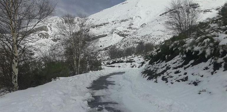 La nieve cierra 8 puertos de montaña en Asturias y 5 carreteras 