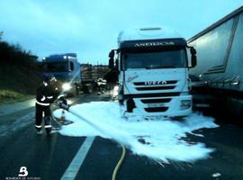 Un fallecido en el accidente de tres camiones y un coche en Coaña