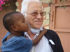 El Padre Angel visita la construcción de un centro materno-infantil de Mensajeros de la Paz en Etiopía