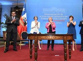 Bachelet firma Proyecto de Ley que despenaliza la interrupción del embarazo