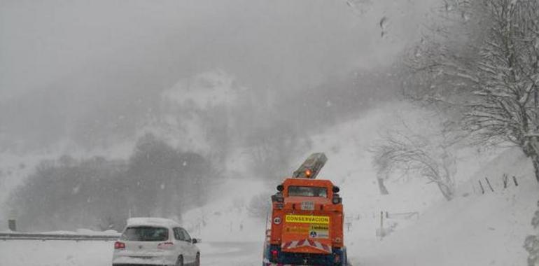 6 puertos de Montaña cerrados, 19 con cadenas y la nieve subiendo en Asturias