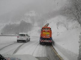 6 puertos de Montaña cerrados, 19 con cadenas y la nieve subiendo en Asturias