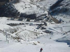 Espesores de hasta 3 metros de nieve obligan a cerrar las estaciones de esquí asturianas