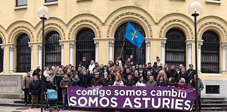 Somos Asturies lleva el «anuncio del cambio» a las puertas de la Presidencia del Principado