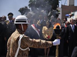 La Primera Dama del Perú encabeza el homenaje a la Mujer en la Procesión de la Bandera