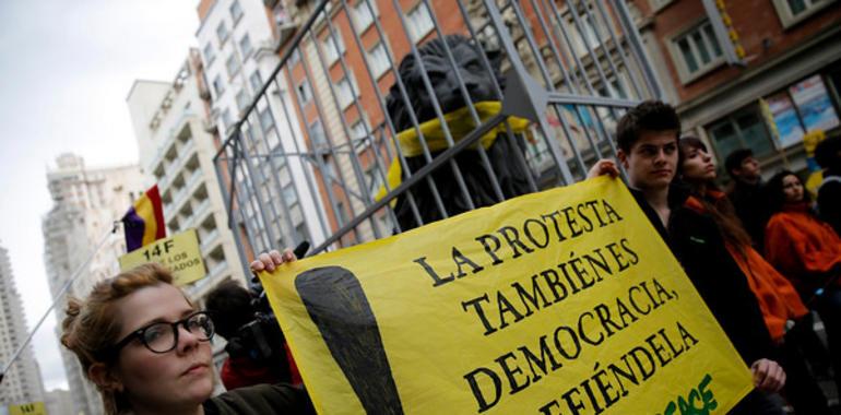 Greenpeace protesta contra la #Ley #Mordaza con una réplica de un león del Congreso enjaulado