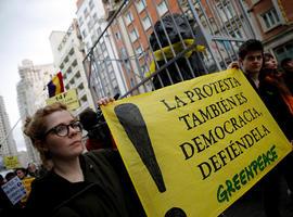 Greenpeace protesta contra la #Ley #Mordaza con una réplica de un león del Congreso enjaulado