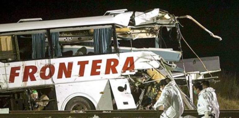 20 muertos en México por el choque de un autobús con un tren  