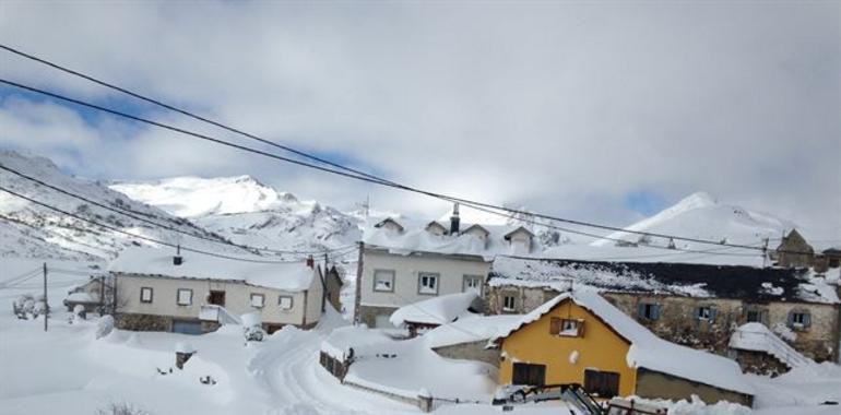 La nieve cierra Pajares a los vehículos pesados