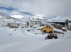 La nieve cierra Pajares a los vehículos pesados