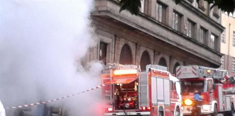 La avería de una caldera llena de humo la calle Marqués de Santa Cruz de Oviedo