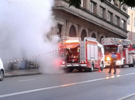 La avería de una caldera llena de humo la calle Marqués de Santa Cruz de Oviedo