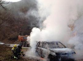 Arde un vehículo en Belmonte de Miranda