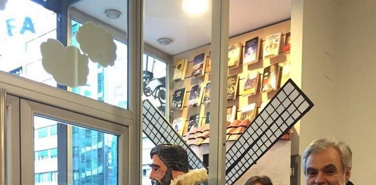 La librería café Santa Teresa se alza con el premio del concurso de escaparates del Antroxu de Oviedo