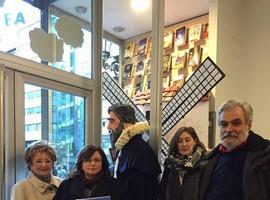 La librería café Santa Teresa se alza con el premio del concurso de escaparates del Antroxu de Oviedo