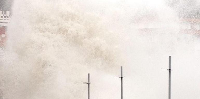 Alerta por fuerte oleaje en la costa asturiana