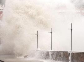 Alerta por fuerte oleaje en la costa asturiana