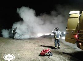 Se calcina por completo un vehículo que se incendió cuando circulaba en Vegadeo